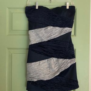 Beautiful cocktail dress that looks great on!